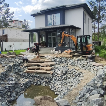 монтаж искусственного пруда - миниэкскаватор